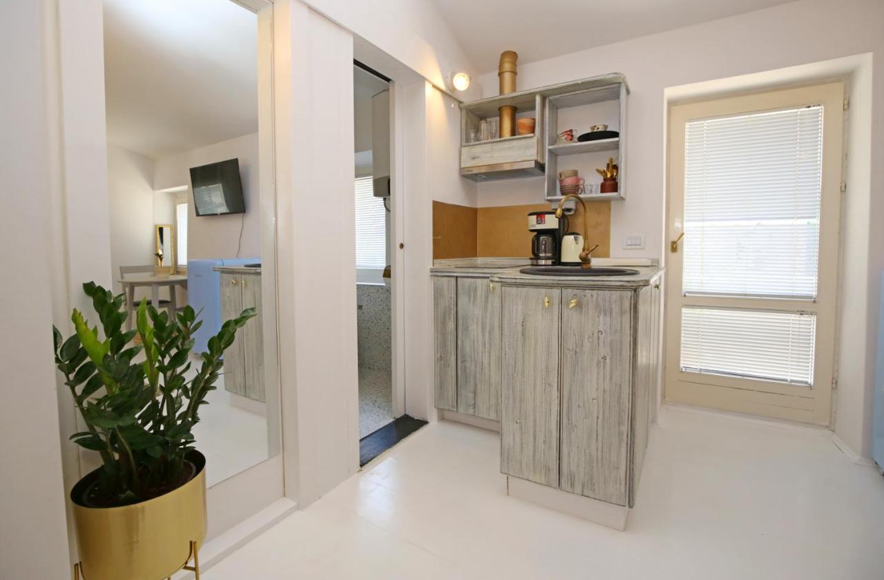 Swan City Apartment & Room ชิเบนิก ภายนอก รูปภาพ